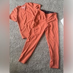 Wonder wink womens scrub top and bottom. Burnt orange Top M, Pants L